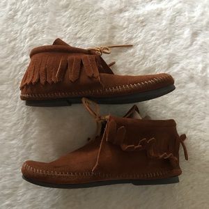 Minnetonka classic fringe bootie sz 6